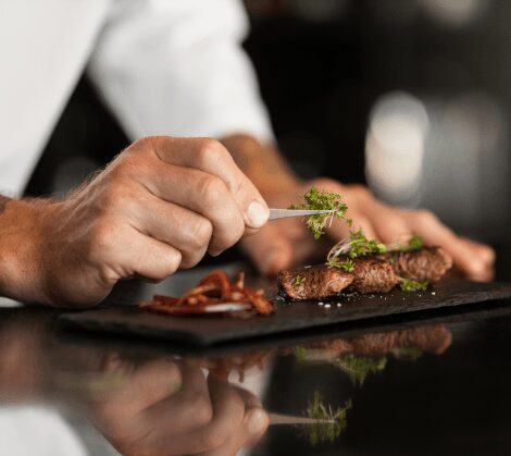 chef-profesional-preparando-comida-cocina 1